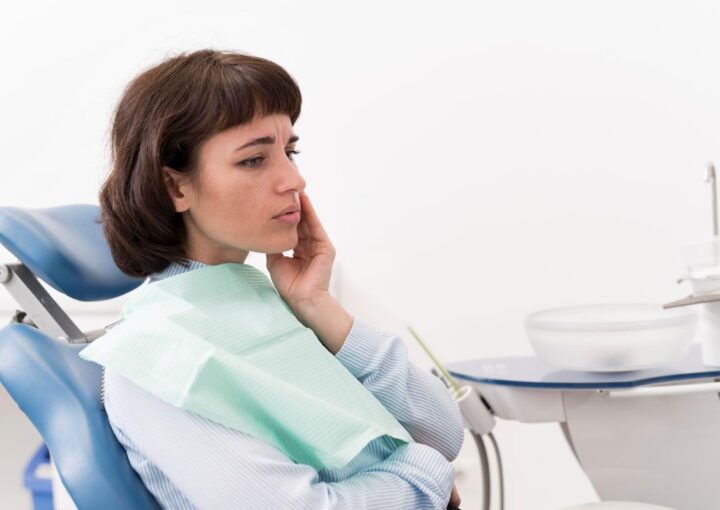 Diş fırçası ve dil temizleyiciyle ağız kokusunu önleyen ağız bakımı sahnesi