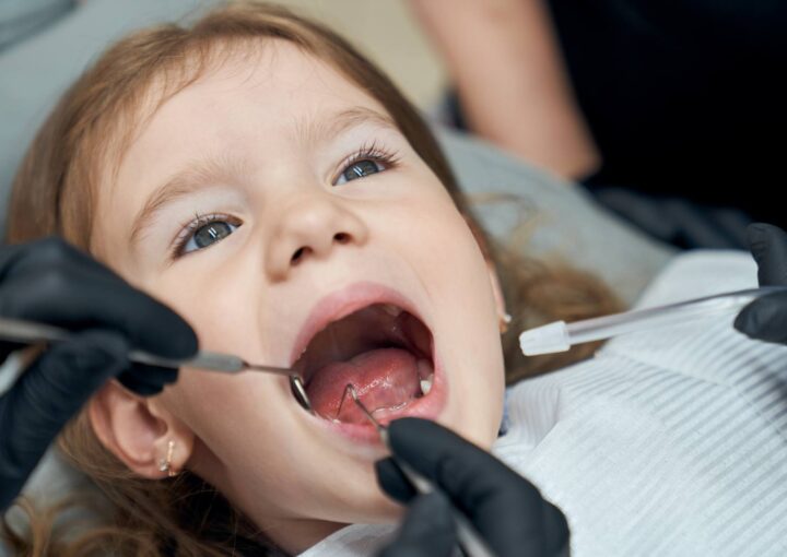 Diş fırçalayan mutlu bir çocuk ve sağlıklı diş görseli