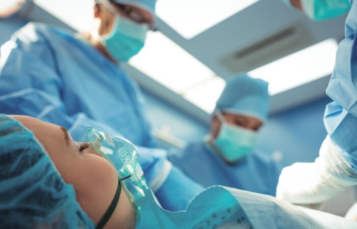 Bir hastaya diş muayenesi sırasında konforlu bir genel anestezi uygulaması yapılıyor.