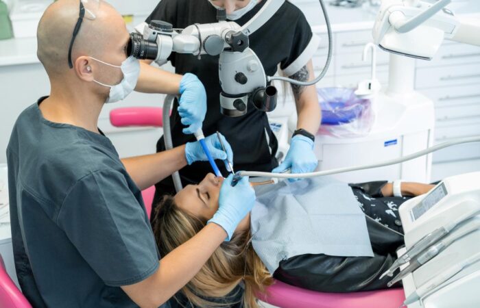 kanal tedavisi yapan uzman diş hekimi