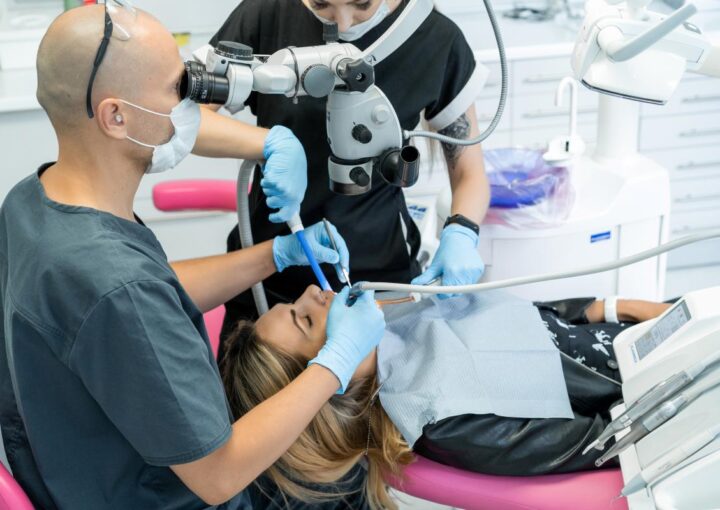 kanal tedavisi yapan uzman diş hekimi