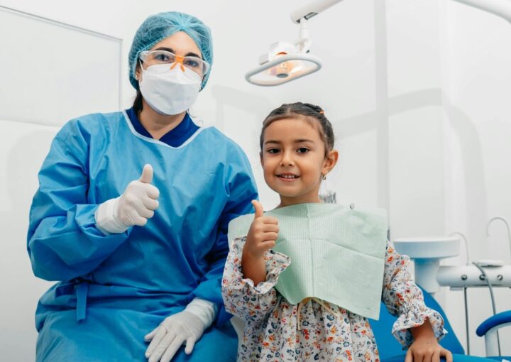 Diş hekimi koltuğunda sakinleştirilen bir çocuğu gösteren pedodonti değerlendirme görüntüsü.