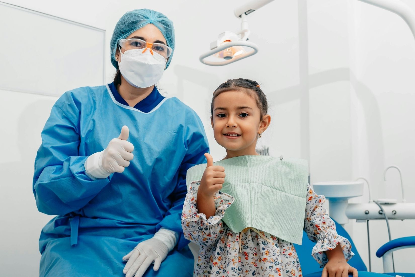 Diş hekimi koltuğunda sakinleştirilen bir çocuğu gösteren pedodonti değerlendirme görüntüsü.