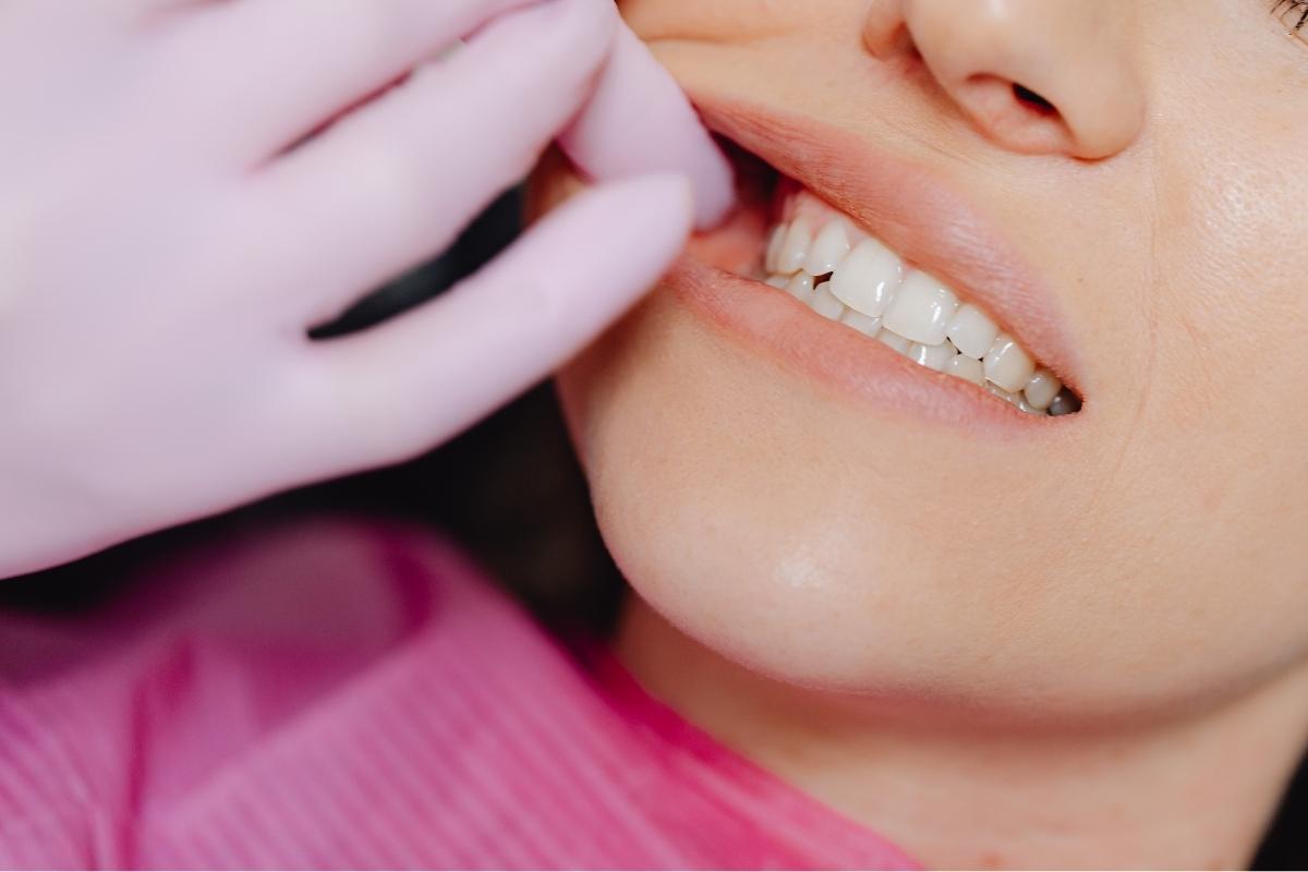 Diş sıkmaya bağlı çene kaslarında gerginlik yaşayan bir bireyin yüz kası değerlendirme görüntüsü.