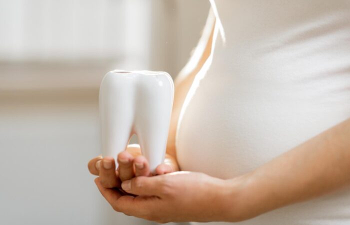 Hamilelik döneminde ağız ve diş kontrolü yapılan bir annenin dental değerlendirme görüntüsü.