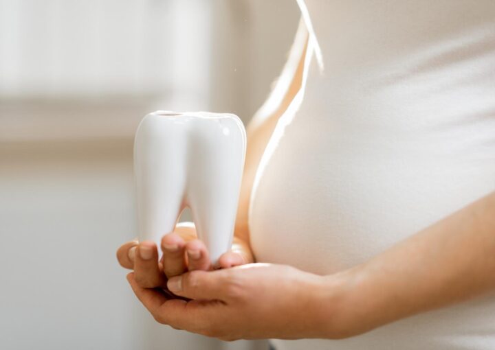 Hamilelik döneminde ağız ve diş kontrolü yapılan bir annenin dental değerlendirme görüntüsü.