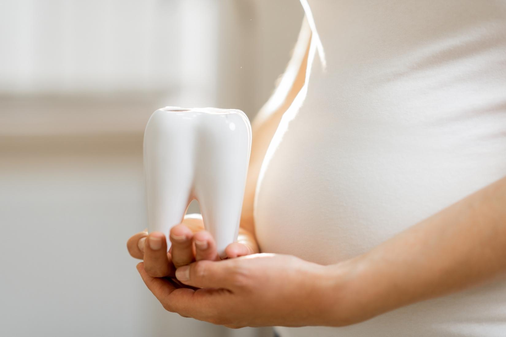 Hamilelik döneminde ağız ve diş kontrolü yapılan bir annenin dental değerlendirme görüntüsü.