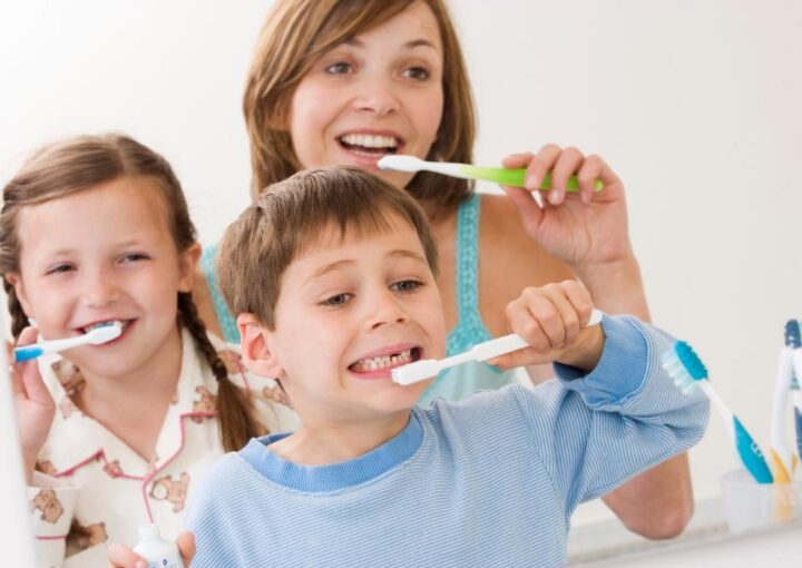 Çocuklara diş fırçalama alışkanlığını öğretmek için kullanılan renkli bir diş fırçası görüntüsü.