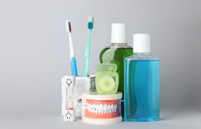 Diş fırçası ve diş ipinin doğru kullanımını gösteren, ağız bakım alışkanlıklarını anlatan bilgilendirici görsel.