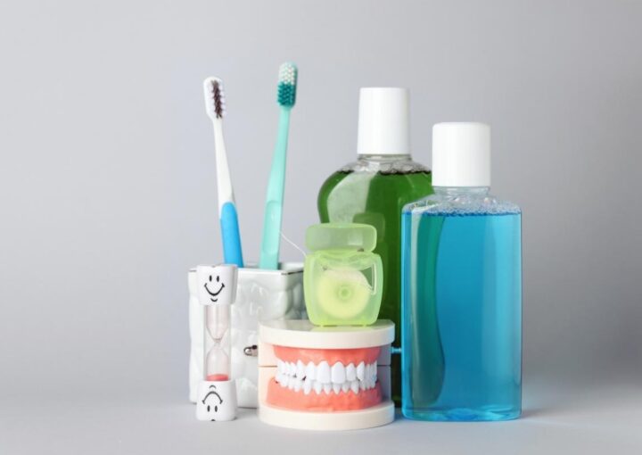 Diş fırçası ve diş ipinin doğru kullanımını gösteren, ağız bakım alışkanlıklarını anlatan bilgilendirici görsel.