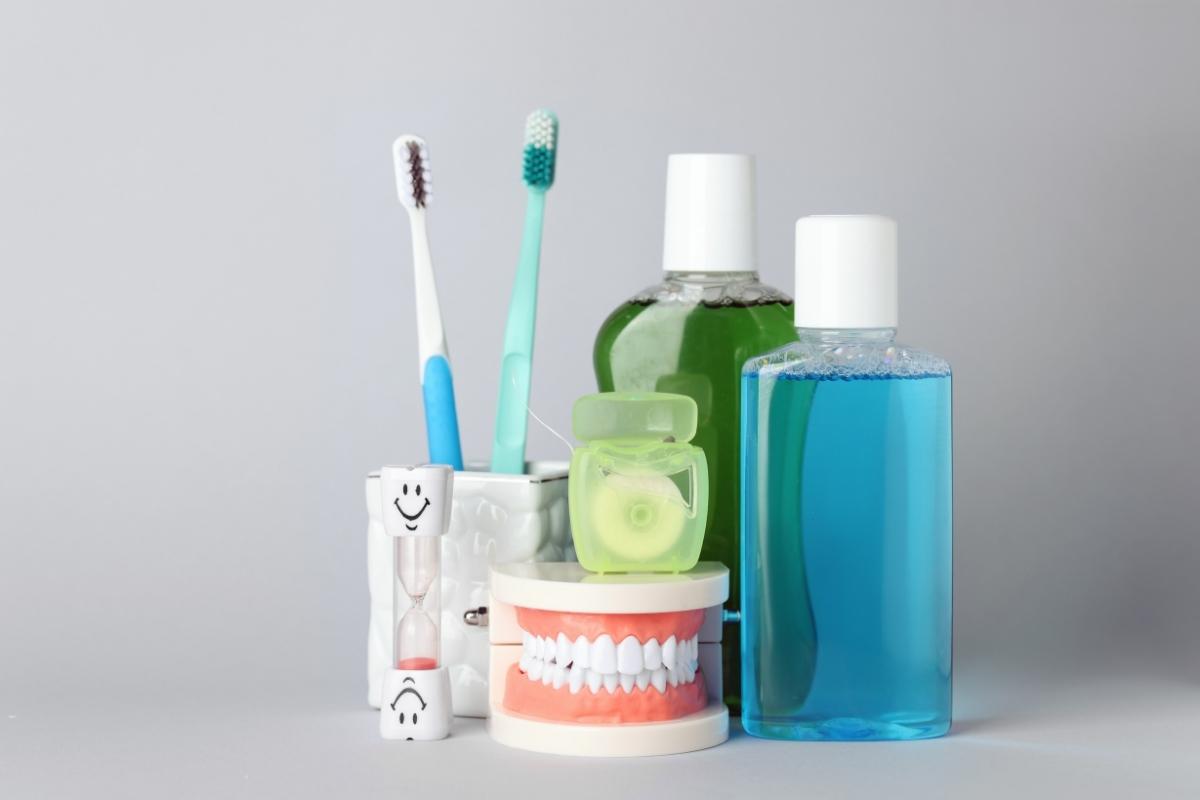 Diş fırçası ve diş ipinin doğru kullanımını gösteren, ağız bakım alışkanlıklarını anlatan bilgilendirici görsel.