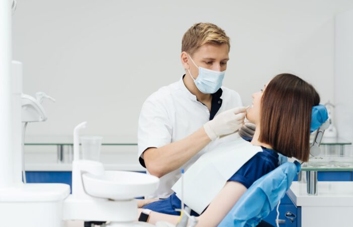 Ağız içinde aft oluşumunu gösteren, yanak ve dudak iç yüzeyindeki yaraları anlatan bilgilendirici görsel.