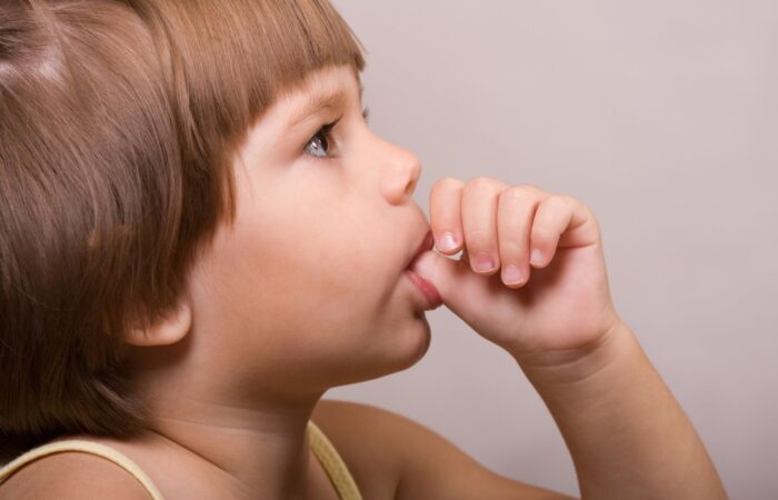 Parmak emen ve tırnak yiyen bir çocuğun ağız gelişimini anlatan, alışkanlıkları gösteren bilgilendirici görsel.