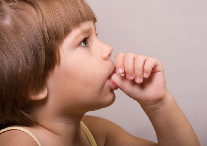 Parmak emen ve tırnak yiyen bir çocuğun ağız gelişimini anlatan, alışkanlıkları gösteren bilgilendirici görsel.