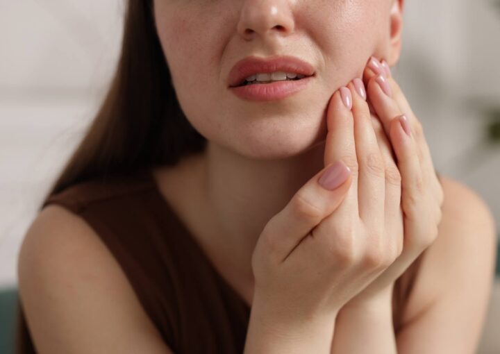 Soğuk ve sıcak yiyecekler tüketirken diş hassasiyeti yaşayan bireyi gösteren bilgilendirici ağız sağlığı görseli.