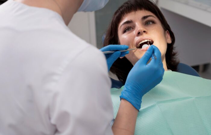 Diş çekimi sonrası yanak bölgesinde hafif şişlik ve iyileşme sürecini gösteren bilgilendirici ağız sağlığı görseli.