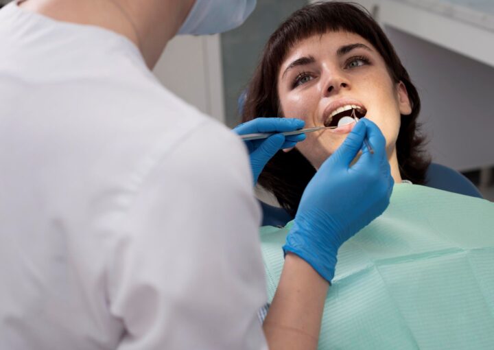 Diş çekimi sonrası yanak bölgesinde hafif şişlik ve iyileşme sürecini gösteren bilgilendirici ağız sağlığı görseli.