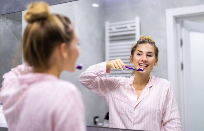 Ramazan ayında diş muayenesi yapılan klinik ortamı gösteren bilgilendirici ağız ve diş sağlığı görseli.