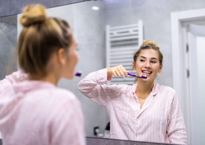 Ramazan ayında diş muayenesi yapılan klinik ortamı gösteren bilgilendirici ağız ve diş sağlığı görseli.