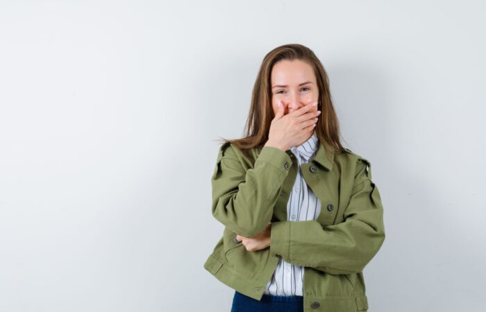 Ramazan ayında ağız kokusu yaşayan bireyi ve ağız hijyeni uygulamasını gösteren bilgilendirici görsel.