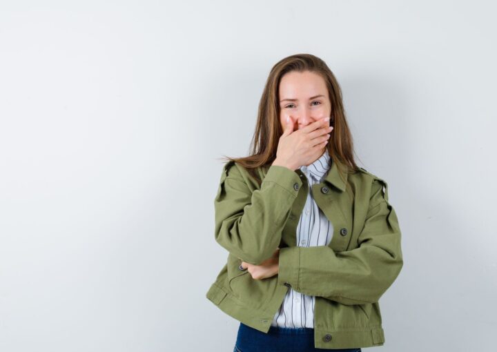 Ramazan ayında ağız kokusu yaşayan bireyi ve ağız hijyeni uygulamasını gösteren bilgilendirici görsel.