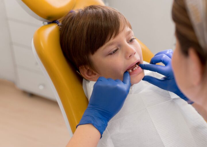 Çocuklarda süt dişlerinin çürük ve sağlıklı hâlini gösteren bilgilendirici pedodonti görseli.