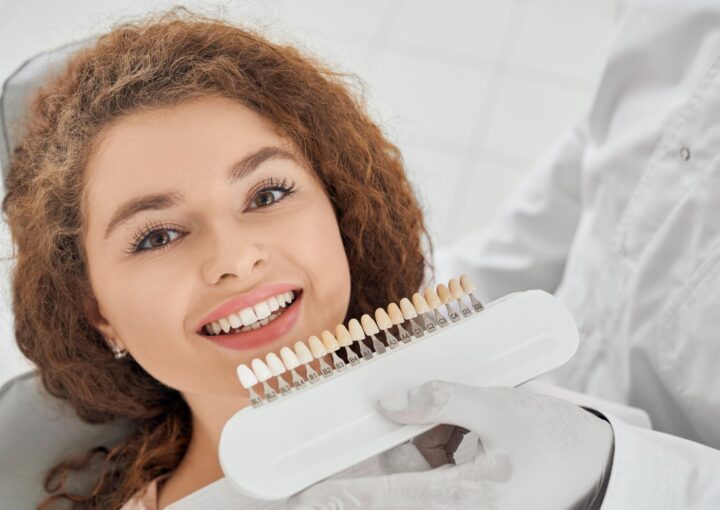 Zirkonyum diş kaplamanın diş yapısı üzerindeki yerleşimini gösteren bilgilendirici diş hekimliği görseli.