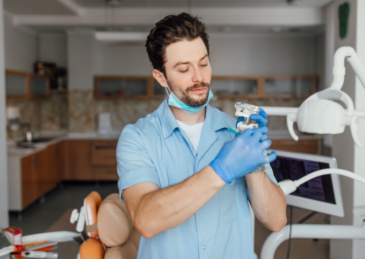 Çene eklemi (TMJ) yapısını ve çene hareketlerini gösteren anatomik diş hekimliği görseli.