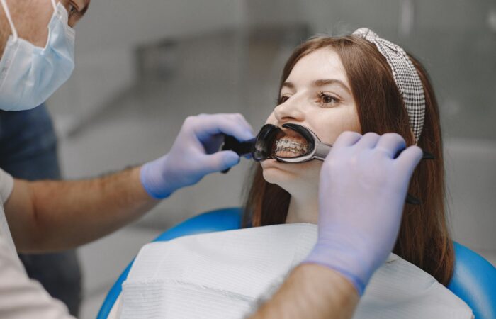 Çocuk hastada ortodontik muayene sırasında çene ve diş gelişiminin değerlendirildiği klinik görsel.