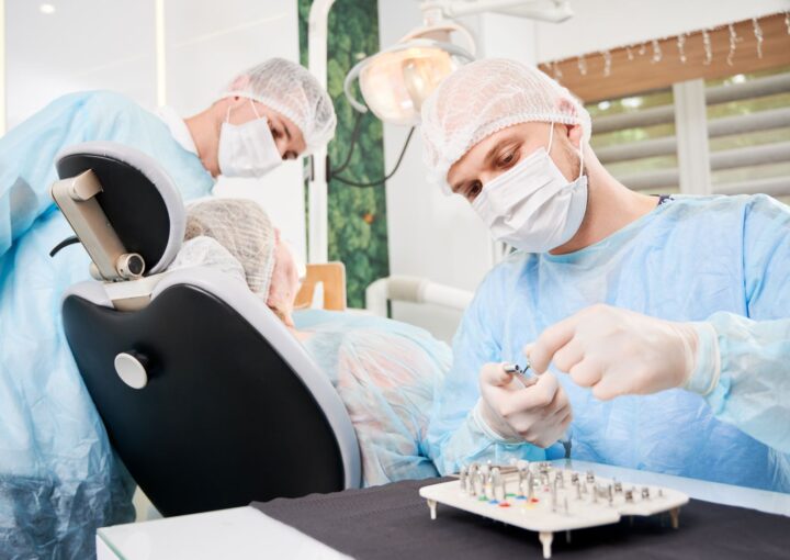 Eksik diş yerine çene kemiğine yerleştirilen dental implantın yapısını gösteren diş hekimliği görseli.