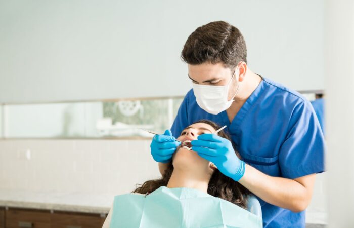 Diş taşı temizliği sırasında diş yüzeyindeki tartarın özel cihazlarla uzaklaştırıldığını gösteren görsel.