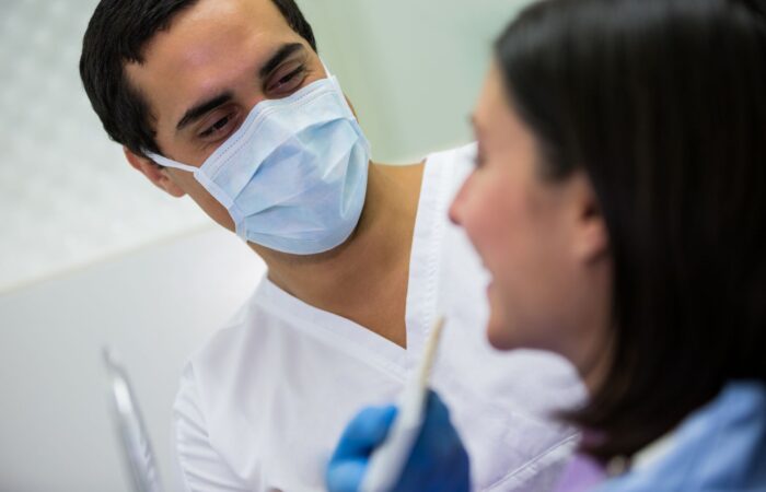 Diş implantı yerleştirme sürecini ve kemik yapısını gösteren detaylı ağız içi tedavi görseli.