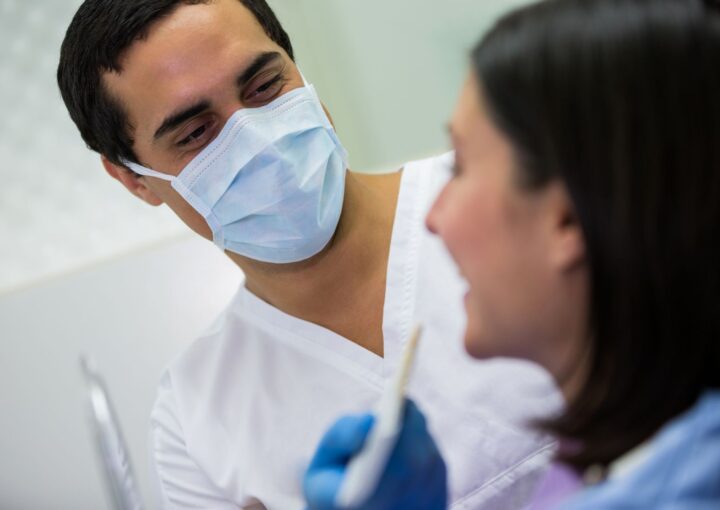 Diş implantı yerleştirme sürecini ve kemik yapısını gösteren detaylı ağız içi tedavi görseli.