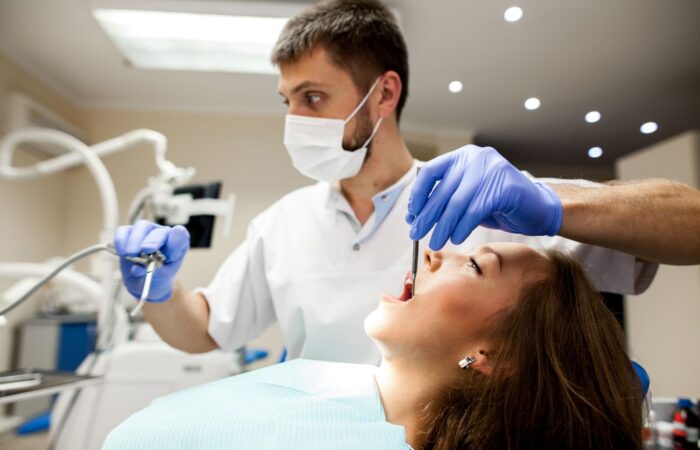 All-on-4 ve All-on-6 implant sistemleri ile sabit diş uygulamasını gösteren çene yapısı görseli.