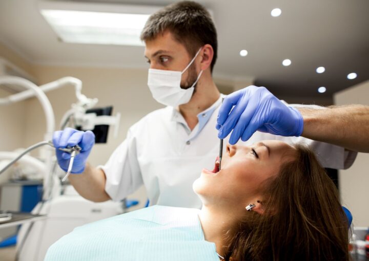 All-on-4 ve All-on-6 implant sistemleri ile sabit diş uygulamasını gösteren çene yapısı görseli.