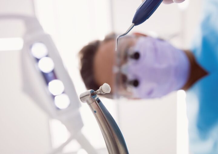 Gece saatlerinde hizmet veren diş kliniğinde muayene ortamını gösteren ağız ve diş sağlığı görseli.