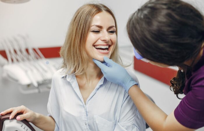 Ön diş estetiği planlamasında diş formu, renk ve simetri analizini gösteren ağız içi estetik tasarım görseli.