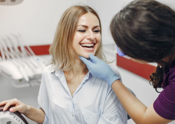 Ön diş estetiği planlamasında diş formu, renk ve simetri analizini gösteren ağız içi estetik tasarım görseli.