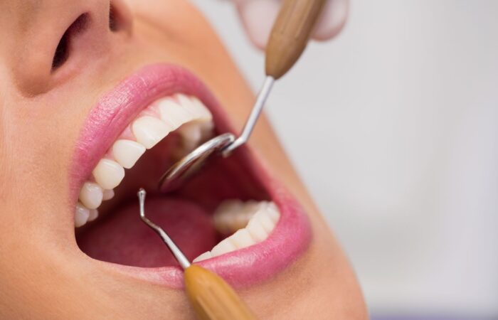 Hafta sonu açık diş kliniğinde muayene yapılan modern ağız ve diş sağlığı ortamını gösteren görsel.