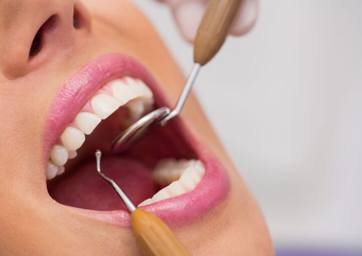 Hafta sonu açık diş kliniğinde muayene yapılan modern ağız ve diş sağlığı ortamını gösteren görsel.