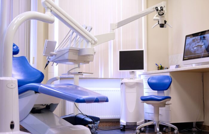 Modern diş kliniğinde muayene, estetik ve koruyucu diş tedavilerini temsil eden ağız ve diş sağlığı görseli.