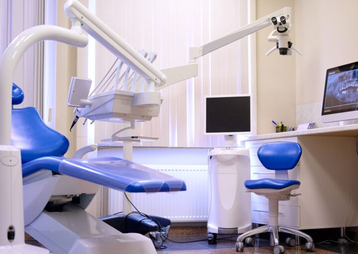 Modern diş kliniğinde muayene, estetik ve koruyucu diş tedavilerini temsil eden ağız ve diş sağlığı görseli.