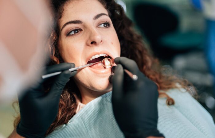 Diyabet hastasında implant planlaması öncesi ağız ve diş sağlığı değerlendirmesini temsil eden klinik görsel.