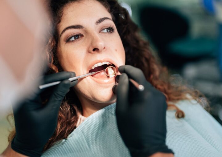Diyabet hastasında implant planlaması öncesi ağız ve diş sağlığı değerlendirmesini temsil eden klinik görsel.