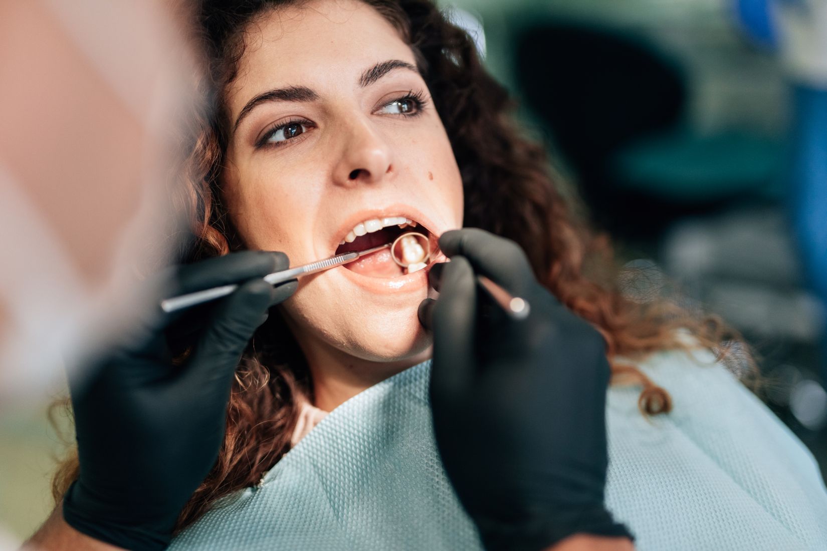 Diyabet hastasında implant planlaması öncesi ağız ve diş sağlığı değerlendirmesini temsil eden klinik görsel.