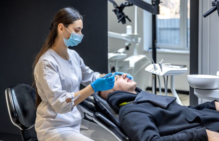 Diyabet hastasında implant planlaması öncesi ağız ve diş sağlığı değerlendirmesini temsil eden klinik görsel.