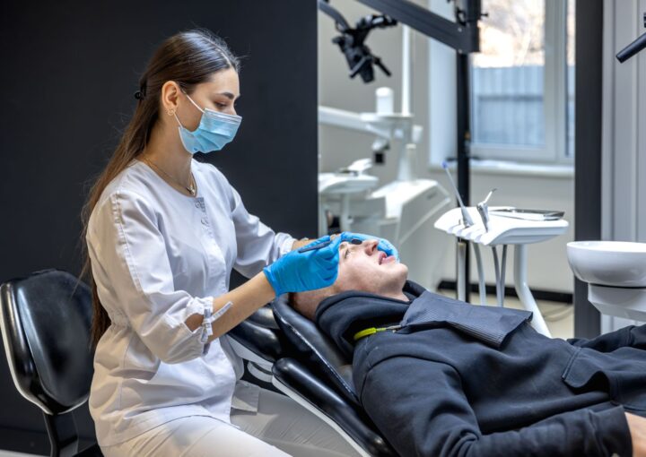 Diyabet hastasında implant planlaması öncesi ağız ve diş sağlığı değerlendirmesini temsil eden klinik görsel.