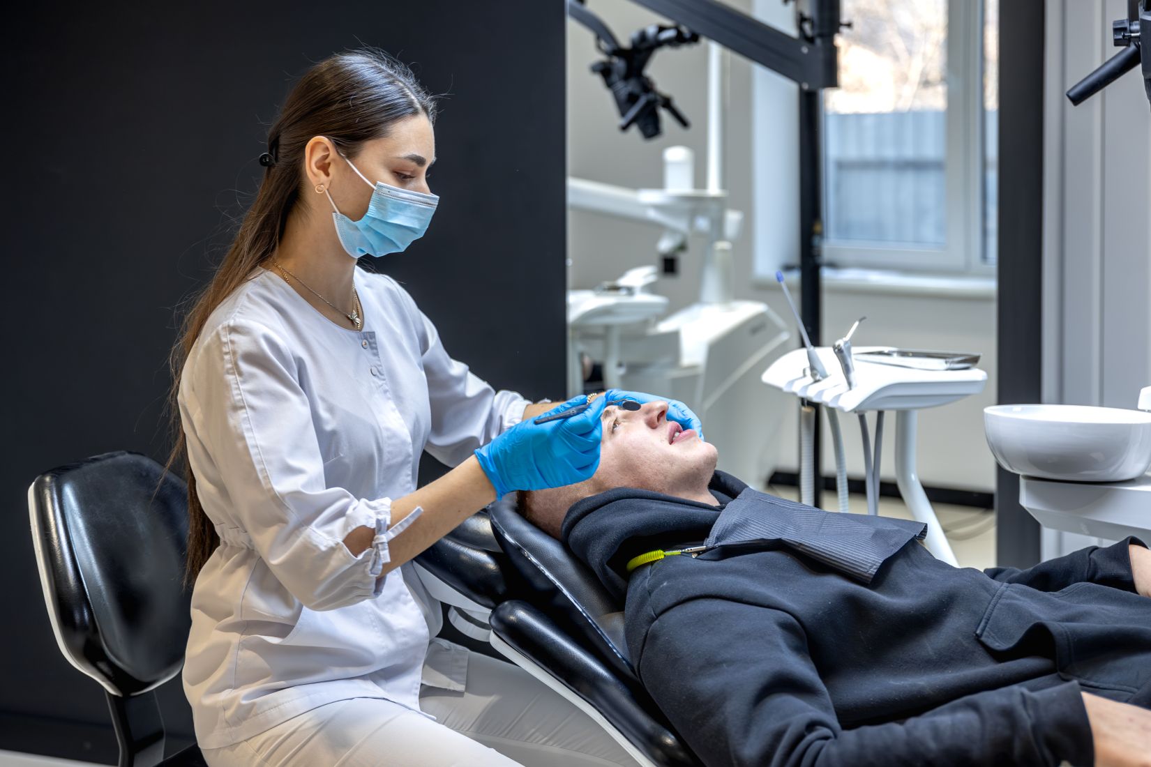 Diyabet hastasında implant planlaması öncesi ağız ve diş sağlığı değerlendirmesini temsil eden klinik görsel.