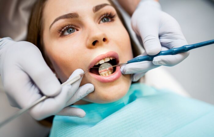 Diş çevresindeki çene kemiği desteğinin değerlendirildiği periodontal muayeneyi gösteren görsel.
