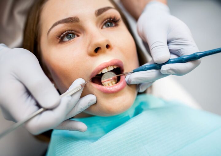 Diş çevresindeki çene kemiği desteğinin değerlendirildiği periodontal muayeneyi gösteren görsel.